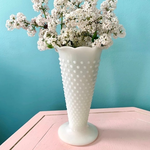 Large Hobnob Milk Glass Bouquet Vase - Picture 6 of 15